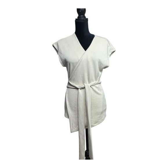 GILLI short sleeve wrap top size small NWT - Picture 1 of 5